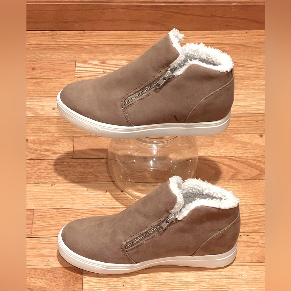 🆕 Taupe woman wedge sneakers - size 7.5